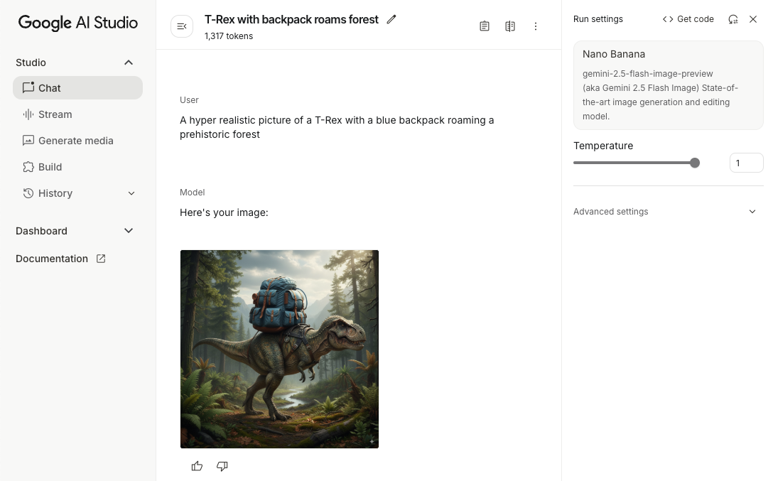 La interfaz de Google AI Studio muestra un campo de entrada de texto con la instrucción &quot;Una imagen hiperrealista de un tiranosaurio rex con una mochila azul que deambula por un bosque prehistórico&quot; y una imagen generada de un tiranosaurio rex en un bosque con una mochila azul.
