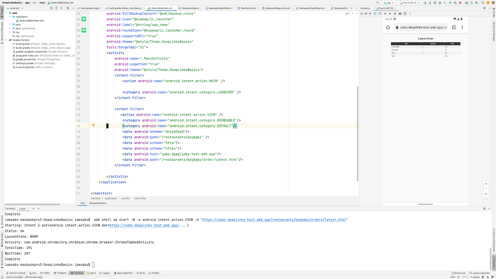 Vue complète d'Android Studio avec les onglets suivants : "Code view" (Vue Code) affiche le fichier AndroidManifest.xml représentant le filtre d'intent en question. "Emulator" (Émulateur) affiche la page Web ouverte grâce aux liens Web pointant vers l'application Web des restaurants. "Terminal" (Terminal) affiche la commande adb pour les liens Web.