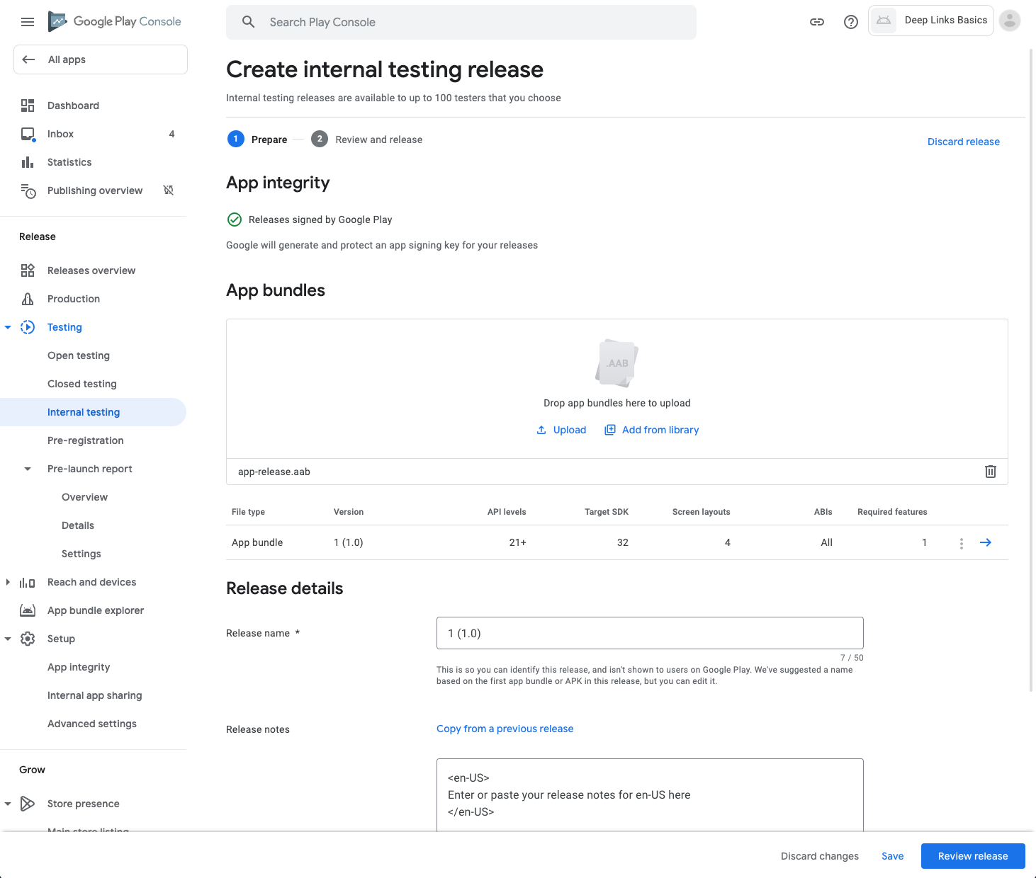 Seção de lançamento de testes internos do Play Console com o upload do app DeepLinksBasics. Os valores padrões estão preenchidos.