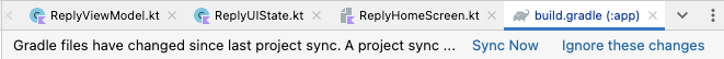 用于选择不同的 .kt 和 .gradle 文件的标签页下方显示了“Sync Now”按钮。“Sync Now”按钮的右侧是一个名为“Ignore these changes”的按钮。