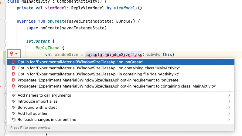 Dans le code, la ligne "val windowSize = computeWindowSizeClass(this)" est sélectionnée, alors que l'icône de droite représentant une ampoule s'affiche à gauche de la ligne de code. Sous l'ampoule sélectionnée, une liste d'options permettant de corriger l'erreur, en sélectionnant "Activer 'ExperimentMaterial3WindowSizeClassApi' sur 'onCreate'".