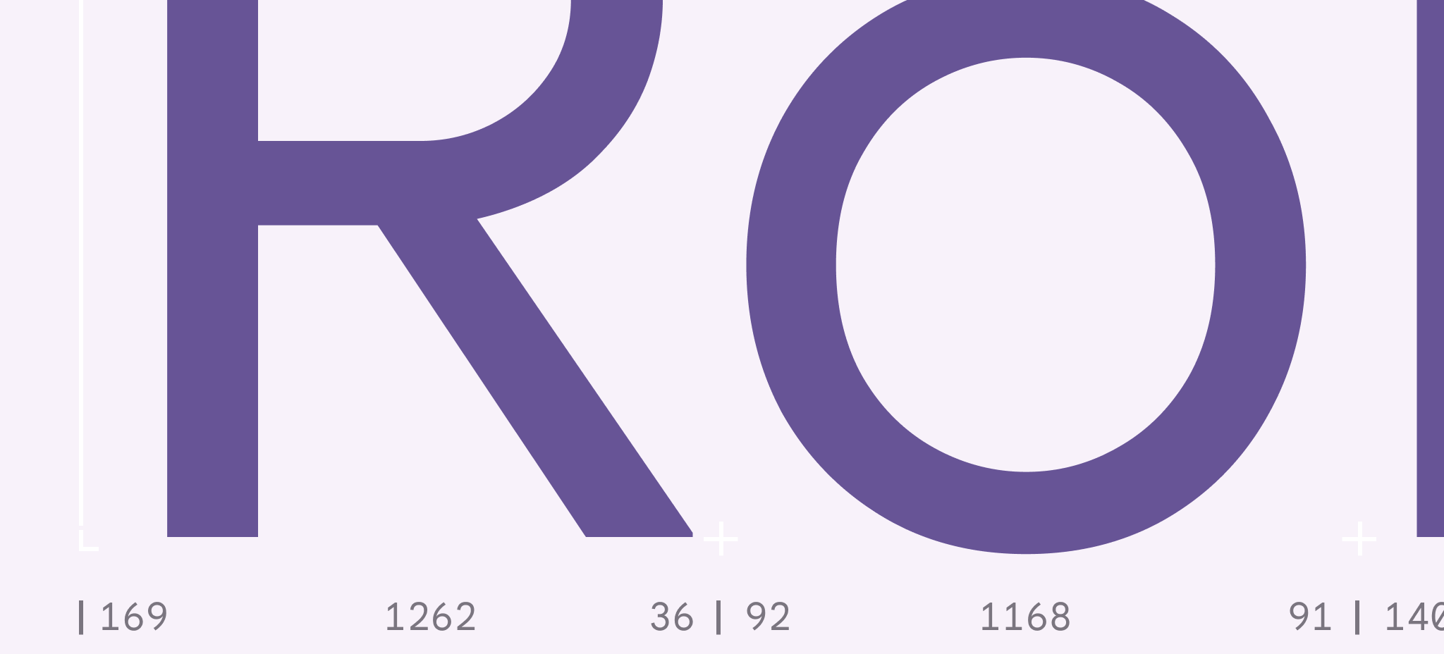 Primo piano di una R e una O grandi, con numeri tipografici nella parte inferiore. Le lettere viola scuro contrastano nettamente con lo sfondo viola chiaro.