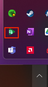 Captura de pantalla de la barra de tareas de Windows 11 Al seleccionar la imagen de zanahoria, se muestran los íconos ocultos y un cuadrado rojo rodea el ícono "HPE_Dev" (ícono similar al de Google Play)
